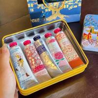 ราคา GIFT SET ครีมทามือในตำนานน อันดับ1แฮนด์ครีมที่ดีที่สุด มาใน Gift Box Set พร้อมถุงสวย หอมทุกกลิ่นเลยค่ะ (21365434169)