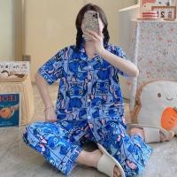 ราคา ส่งเร็วพิเศษ Alinda shop มาใหม่ ชุดนอน เสื้อแขนสั้น กางเกงขายาว คอตตอนผสมการ์ตูน ขนาดใหญ่ ผ้านิ่มมาก กระดุมหน้าคอปก อก42 ฟรีไซส์ DC (21586461392)