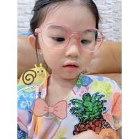 ราคา แว่นเด็ก แว่นตากรองแสงสีฟ้า คอมและมือถือ ของเด็กๆ งานแฟชั่นรักๆ ทรงทรงกลมใส แถมซองหนังและผ้าเช็ดเลนส์ (9208709963)