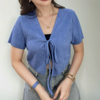 ราคา SODSAI พร้อมส่ง เสื้อครอป เอวลอย แขนสั้น คอวี สายฝอ ผูกโบว์ แหวกหน้า ผ้าร่อง ผ้ายืด สไตล์เกาหลี (21273407169)