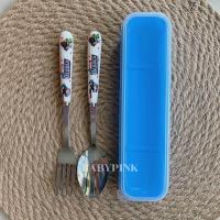 ราคา พร้อมส่ง ชุดช้อนส้อมตะเกียบ ลายการ์ตูน ช้อนส้อมพกพา ช้อนส้อมเด็ก กล่องใส่ช้อน น่ารัก คิตตี้ โดเรมอน Spoon fork Cutlery set (10495758802)