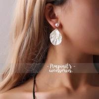 ราคา พร้อมส่ง ต่างหูระย้าลายเปลือกหอยเรซิ่นและไข่มุก Resin Shell Pearl Drop Earring (771474038)