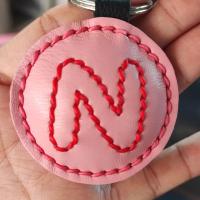 ราคา พวงกุญแจตัวอักษร ABC พวงกุญแจหนังแท้ ใช้ห้อยกุญแจ ห้อยกระเป๋า ทำจากหนังวัวแท้ 100 (12507649144)