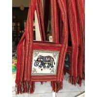 ราคา ย่าม2หน้าย่ามแดงขนาด9 9 นิ้ว มี 3 ช่องมีซิปด้านบน ราคาใบละ30บาท มีทั้งหน้าช้าง ช้าง ช้าง นกฮูก นกฮูก นกฮูก (21616691412)