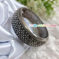 ราคา กำไลข้อมือลายไทยโบราณ ราคาต่อ 1 วง สีทองลงยา งานสวยอย่างดี เครื่องประดับชุดไทย กำไลข้อมือรุ่น 20230 (21757262480)