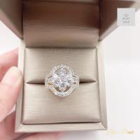 ราคา แหวนเพชรหน้ากว้างเพชรเรียงทรงดอกไม้ก้านเพชรสามแถว ขนาดฟรีไซต์ (21289555897)