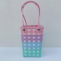 ราคา กระเป๋าสานเส้นพลาสติก กะเป๋าทรงสี่เหลี่ยม ทรงสูง ใส่ขวดน้ำ แก้วน้ำ รุ่นหวานเจี๊ยบ ขนาด กว้าง11 ยาว 14 สูง21 5 CM (18973176819)
