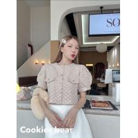 ราคา ครอปแขนพองทรงแขนตุ๊กตา ทรงคอกลมติดกระดุมด้านหน้า ผ้าอัดลายเนื้อผ้าหนา กระเป๋าสองข้างใช้งานได้จริง กระดุมหัวใจ Cookie Bear (21420697356)