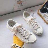ราคา ? ? ? ? ? ? ? ? ? ? ? ? รองเท้าผ้าใบ สีขาว ขอบยาง หลังข้อเท้าแต่งแถบสีดำ ลายอักษร (7010474940)