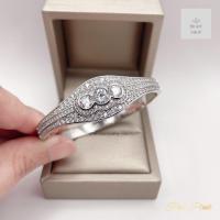 ราคา กำไลข้อมือเพชรออกงานสีทองขาวประดับเพชรสามเม็ดล้อมเพชรบ่าข้างประดับเพชรเรียงห้าแถวรอบวง18 5cm (21600603260)