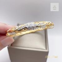 ราคา กำไลข้อมือทองฉลุลายรอบวงตัดเส้นสีเงินพร้อมประดับเพชร รอบวงใน18 5cm (21653080266)