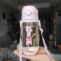 ราคา พร้อมส่ง ขวดน้ำ แก้วน้ำหัดดื่ม กระติกน้ำหลอดดูด พับเก็บได้ พร้อมหูจับ สายสะพาย ปิดฝาคว่ำไม่หก ตกไม่แตก ลายการ์ตูน มี 2 แบบ (8092557450)