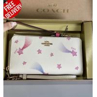 ราคา กระเป๋าสตางค์ใบยาว BOXED LONG ZIP AROUND WALLET WITH DISCO STAR PRINT COACH C7351 (21769691732)
