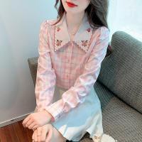 ราคา YIGE 2022ฤดูใบไม้ร่วงใหม่เกาหลีลูกไม้ปกเสื้อแขนยาวตุ๊กตาหญิงปกสีชมพูลายสก๊อตบางปักเสื้อหญิง (16446307380)