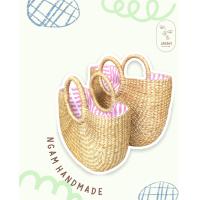 ราคา กระเป๋าสานผักตบชวา ทรงครึ่งวงกลมห่วงจับ เลือกสีผ้าได้ (17794606225)