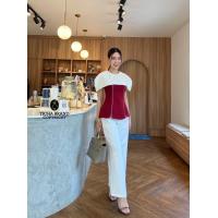 ราคา Set 2 ชิ้น เสื้อแขนกุดสีแดง ดีไซน์เย็บตัดต่อคลุมไหล่สีขาวดีไซน์เก๋ไก๋มากๆ และตกแต่งปักขีดด้ายขาวสวยงาม มีซิปหลัง มาคู่กับกางเกงขายาวสีขาว งานตะขอซิปหน้า มีกระเป๋า2ข้าง ใช้งานได้จริง จับแม๊ทกันลงตัวมาก