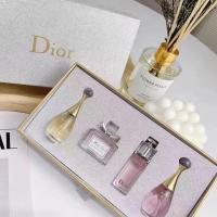 ราคา สินค้าพร้อมส่ง น้ำหอม เซตน้ำหอมDior กล่องสีเงิน เหมาะสำหรับเป็นของฝากของขวัญ งานกล่องแพคซีน ขนาดพกพา พกความหอมติดตัวไปได้ทุกที่ 4กลิ่น4สไตล์ ขนาด 1เซต มี4ขวด 7 5ml งานจริงรูปหลัง (21780575092)