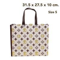 ราคา พร้อมส่ง ถุงผ้าสปันบอนด์ ถุงขนาดใหญ่ ขนาดตามภาพ จุได้เยอะ มีหลายลาย เนื้อหนา เย็บแน่น จุได้เยอะ พกพาสะดวก ถุงช๊อปปิ้ง พับได้ไม่ยับ ใบละ 18 และ 25 บาท (9276582401)