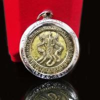 ราคา จี้เจ้าปู่ศรีสุทโธ นาคราช เหรียญคำชะโนด เหรียญปู่ศรีสุทโธนาคราช พญานาค คำชะโนด รุ่นแรก อ บ้านคุง จ อุดรธานี เนื้อนวโลหะ เลี่ยมกรอบแสตนเลสอย่างดี พร้อมลงยา ผ่านพิธีปลุกเสก (21835636691)