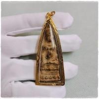 ราคา พระกรุพระหูยานลพบุรี พิมพ์บัวสองชั้น กรุวัดพระศรีมหาธาตุ เนื้อชินสนิมแดง มวลสารสวย งานเลี่ยมกรอบทองไมคร่อนสวยงาม (17504169623)