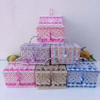 ราคา ตระกร้าสานเส้นพลาสติก กระเป๋าสานเส้นพลาสติก ตระกร้าจ่าย กล่องอเนกประสงค์ กว้าง13ยาว15 5สูง11 5 CM วัดจากขอบปากตระกร้า (10354989621)