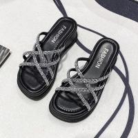 ราคา รองเท้าแตะผู้หญิงพื้นหนาเสื้อนอกใหม่ประดับเพชรรองเท้าแตะคำเดียวรองเท้าแตะแบบหนีบเสริมความสูง (21796498009)