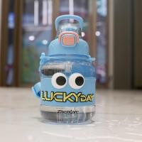 ราคา BZ11 กระติกน้ำพลาสติกLucky Day กระบอกน้ำเด็ก กระติกน้ำเด็กลายน่ารัก ขนาด 750ml พร้อมฝาครอบกันรั่วมีสายคล้อง น้ำหนักเบาและพกพาสะดวก (21886077630)