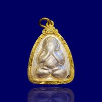 ราคา พระปิดตา เนื้อเงิน รุ่นปลดหนี้ ร่ำรวย ยอดนิยม วัดบ้านไร่ จี้พระปิดตา เลี่ยมกรอบทองคำ สวยงามมาก จัดส่งฟรี ใส่กับทองจริงได้ ไม่ลอก (18552418257)