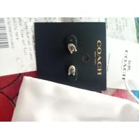 ราคา ต่างหู Coach F54517 pave signature huggie earrings ของแท้ (559066219)