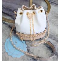 ราคา PIMMY ชนช็อป แบบใหม่ล่าสุด ขนาดปากกว้าง 11 ฐาน 7 5 สูง 7 5 นิ้ว ทรงขนมจีบ งานอะไหล่ทองปั๊มทุกจุด ด้านในปั๊มกว้างจุของได้เยอะ พร้อมสายสะพายโซ่สลับหนัง มีหนังรองบ่า พร้อมถุงผ้าปั๊มโลโก้แบรนด์ (355900028