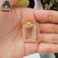 ราคา จัดส่งภายใน1วัน กรอบพระสมเด็จเล็กทองล้อมเพชร ใส่หลวงปู่ศุขพิมพ์ประภามณฑล เนื้อตะกั่ว คะแนนเล็ก กว้าง1 3 สูง1 9ซม ขนาดจอกระจก มีห่วงและยางรองแถมให้พร้อมใส่ (21894571627)