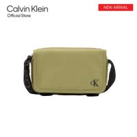 ราคา CALVIN KLEIN กระเป๋าสะพายข้างผู้ชาย ทรง Ultralight Flap Camera Bag รุ่น HH3928 305 สี DARK JUNIPER (21495909430)