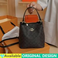 ราคา กระเป๋าถือโค้ช Reticule ของแท้ใหม่2024กระเป๋าหนังทรงจีบ PU ของผู้หญิงกระเป๋าทรงสี่เหลี่ยมมีหูหิ้วสะพายไหล่กระเป๋าสะพายกระเป๋าสะพายข้างข้ามร่างกาย MODE Korea กระเป๋าถังกระเป๋าความจุขนาดใหญ่สำหรับนักเรี