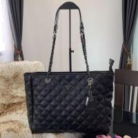 ราคา SALEจุกๆ GUESS แท้ ทรงช้อปปิ้ง ขนาดใหญ่ 14นิ้ว มีซิปเปิด ปิด สวยมากกกก จุของได้เยอะ สายสะพายสวย กระเป๋าสะพายข้าง กระเป๋าผู้หญิง กระเป๋าสตรี กระเป๋าใบใหญ่ กระเป๋าสวยๆ กระเป๋าแบรนด์เนม (16323890984)