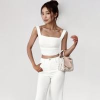 ราคา Closet Crush เสื้อครอปแขนกุด สีขาว (21837565234)