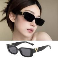 ราคา แว่นกันแดดกรอบสี่เหลี่ยมสีดำรูปตัววีสีทองหรูหราสำหรับผู้หญิงผู้ชายแว่นกันแดดแฟชั่นสุดเท่แว่นตาป้องกันรังสี (21673617404)