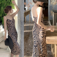 ราคา 900Shop เดรสยาวคอวีสายเดี่ยว ลายม้าลาย ผ้ายืดบางเบาใส่สบาย (17170218384)