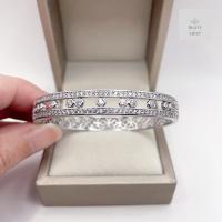 ราคา กำไลออกงานข้อมือเล็ก กำไลข้อมือฉลุลายประดับเพชรแถวดีไซน์สวยหรูสีทองขาว รอบวง17 5cm (21777803309)