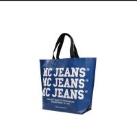 ราคา Mc Jeans ถุงช้อปปิ้ง พร้อมหูหิ้ว มีหลายสี ขนาดใหญ่ บรรจุได้มาก ทนทานใช้ได้นาน ราคาป้าย 259 บาท ของแท้ (21824534334)
