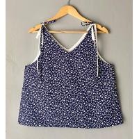 ราคา Rata Closet เสื้อกล้าม แขนกุด คอวีหน้า หลัง ผูกโบไหล่ สีกรมท่า ลายดอกไม้เล็กๆ (21767633109)
