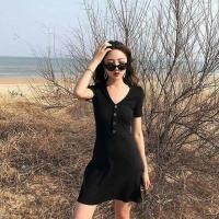 ราคา เดรสกระโปรงรัดรูป เดรสมินิมอลรัดรูป เดรสสั้นคอวี ถักไหมน้ำแข็ง มินิเดรสกระดุมหน้า เดรสไหมพรม (16836806329)