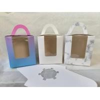 ราคา NEW กล่องคัพเค้กหูหิ้วเจาะหน้าต่างพลาสติกใส พร้อมฐาน สำหรับคัพเค้ก ใส่ของชำร่วย (20683833457)