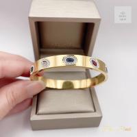 ราคา กำไลข้อมือสแตนเลสสีทองประดับพลอยแฟนซีห้าสีล้อมเพชร รอบวง19cm (21637619280)