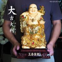 ราคา พระสังกัจจายน์ ยืนหาบเหรียญสีทองติดพลอยแดง ถือก้อนทอง ฐานดำสลักอักษรจีนมงคล FY ขนาดสูง 9 5 15 24 นิ้ว (19457735344)