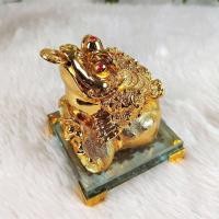 ราคา ราคาพิเศษสุดๆ กิมเซียมซู กบทองหรือคางคกสามขาคาบเหรียญ พญาลาภ นั่งบนถุงทอง งานเรซิ่นสีทอง 24K พร้อมฐานแก้ว 6 นิ้ว (16374719119)