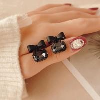 ราคา เครื่องประดับแฟชั่นต่างหูคริสตัลบ็อคนอทลูกบาศก์สีดำต่างหูโบว์สี่เหลี่ยม (20903734156)