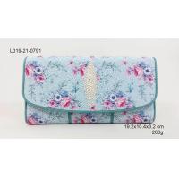 ราคา sale SS กระเป๋าสามพับใหญ่ฝาโค้ง พิมพ์ลาย หนังปลากระเบนแท้ หนังวัวสีฟ้า (436562471)