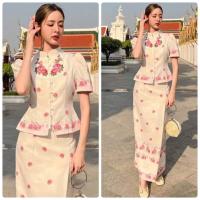 ราคา SI AM ชุดไทยประยุกต์ ชุดเซทผ้าไทยพิมพ์ลายดอกไม้ set 2ชิ้น เสื้อแขนสั้นทรงจิตรลดา กระโปรงสำเร็จ งานซิปหลัง ใส่ทำบุญ (21607685605)