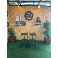 ราคา IRONSERVICE เก้าอี้หัวโล้น รูปทรง 3 ขา ท็อปไม้ โครงเหล็กเป็นเหล็กกันสนิม ไม้แท้เคลือบเงาใส ตกแต่งบ้านสวยงาม จัดส่งรวดเร็ว (16253398481)