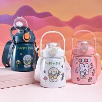 ราคา SH 12 ขวดน้ำเก็บความร้อน เย็น ขนาด 1 ลิตร มีหูจับพกพาง่าย แถมฟรี สติ๊กเกอร์และตุ๊กตา 3D แก้วเก็บอุณภมิ ขวดน้ำเด็กพกพา (22016597139)